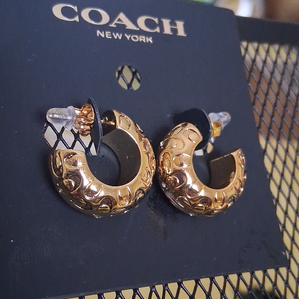 🌷Coach Signature C Embossed Earrings Gold With Crystal Accents NEW $65 Retail - Picture 4 of 4